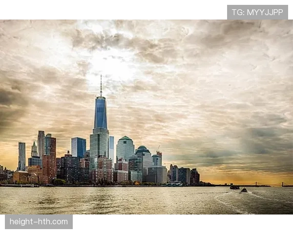 看到熊朝忠出门那身，围巾的价码能付我半年房租，心态崩了