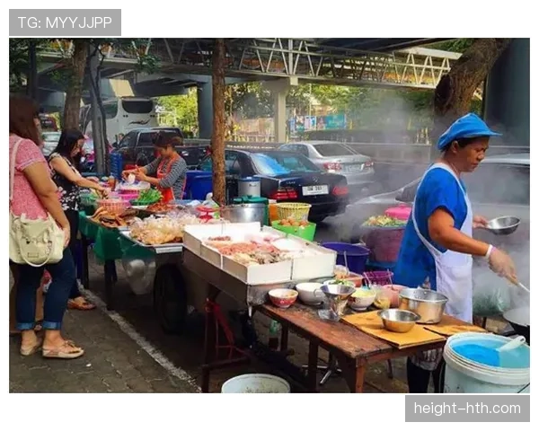 刷到瑞安·洛赫特晒泳池边早餐，瞬间感觉我这月房租都成零花钱了
